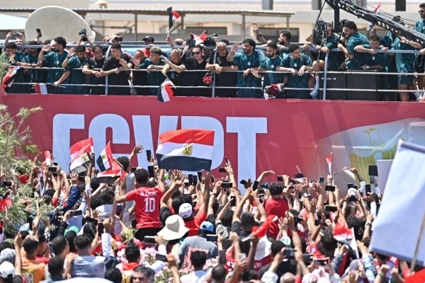 بالفيديو والصور .. استقبال جماهيري حاشد لبعثة منتخب مصر بمطار العلمين بعد العودة من مونديال 2026