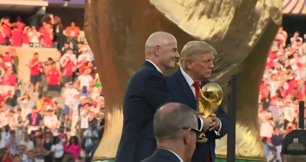 بالفيديو: لحظة تسليم  ترامب كأس العالم لقائد منتخب إسبانيا في نيوجيرسي