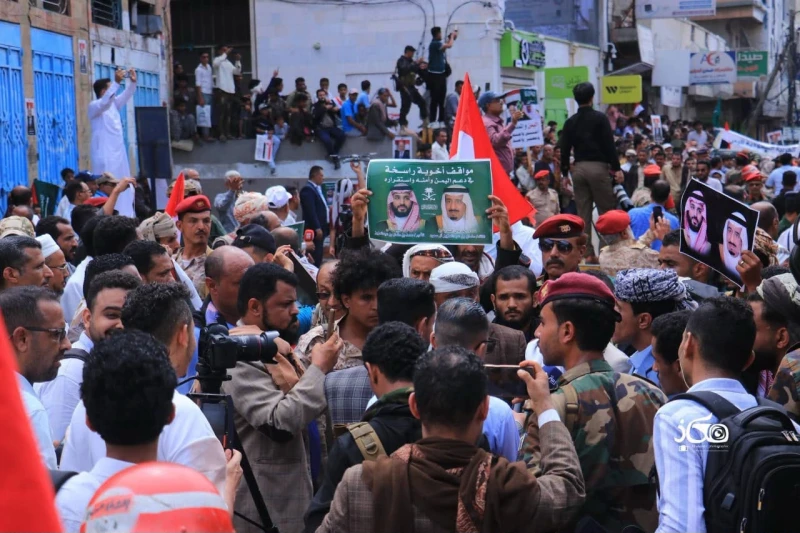 بالصور: مسيرة جماهيرية حاشدة في تعز دعماً لمعركة التحرير وحماية السيادة اليمنية