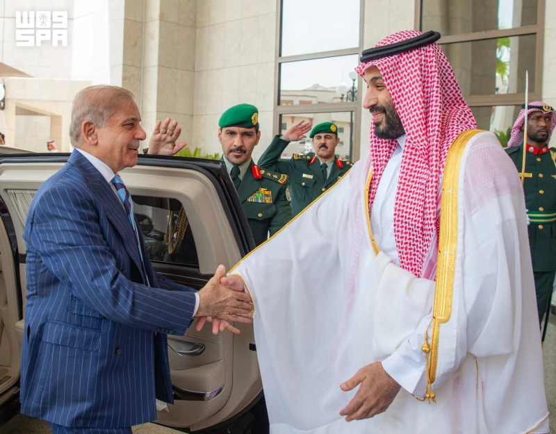 بالصور : ولي العهد يلتقي رئيس الوزراء الباكستاني في مكة