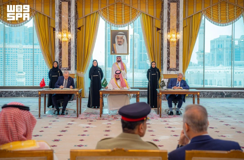 بالفيديو والصور..  مراسم توقيع اتفاقية الدفاع المشترك بين السعودية وتركيا وباكستان  في قصر الصفا في مكة